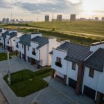 Две линии таунхаусов: в Гродно завершается строительство элитного жилого комплекса
