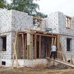 Подрядчик затягивает стройку: как защитить свои деньги и сроки